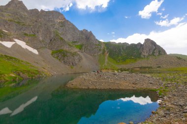 Avusor Platosu ve Kackar Dağları 'nın mavi bulutlu arkaplanı. Rize .Turkey