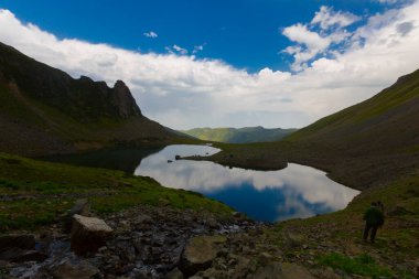 Avusor Platosu ve Kackar Dağları 'nın mavi bulutlu arkaplanı. Rize .Turkey