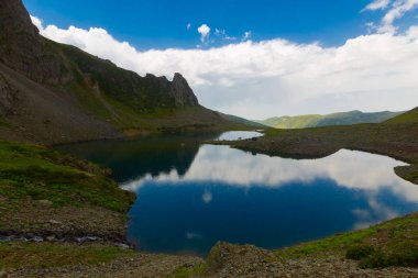 Avusor Platosu ve Kackar Dağları 'nın mavi bulutlu arkaplanı. Rize .Turkey