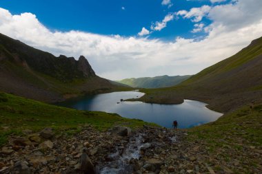 Avusor Platosu ve Kackar Dağları 'nın mavi bulutlu arkaplanı. Rize .Turkey