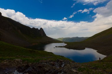 Avusor Platosu ve Kackar Dağları 'nın mavi bulutlu arkaplanı. Rize .Turkey