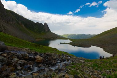 Avusor Platosu ve Kackar Dağları 'nın mavi bulutlu arkaplanı. Rize .Turkey