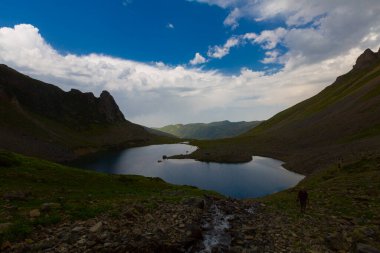 Avusor Platosu ve Kackar Dağları 'nın mavi bulutlu arkaplanı. Rize .Turkey