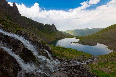 Avusor Platosu ve Kackar Dağları 'nın mavi bulutlu arkaplanı. Rize .Turkey