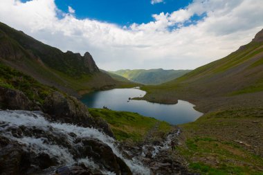 Avusor Platosu ve Kackar Dağları 'nın mavi bulutlu arkaplanı. Rize .Turkey