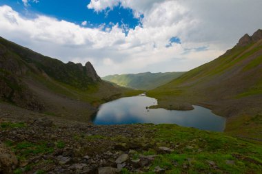 Avusor Platosu ve Kackar Dağları 'nın mavi bulutlu arkaplanı. Rize .Turkey