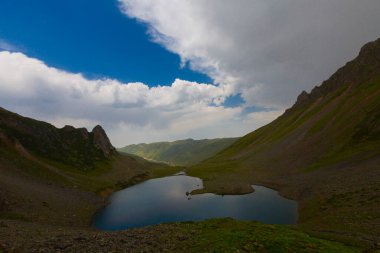 Avusor Platosu ve Kackar Dağları 'nın mavi bulutlu arkaplanı. Rize .Turkey