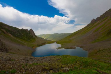 Avusor Platosu ve Kackar Dağları 'nın mavi bulutlu arkaplanı. Rize .Turkey
