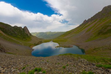 Avusor Platosu ve Kackar Dağları 'nın mavi bulutlu arkaplanı. Rize .Turkey