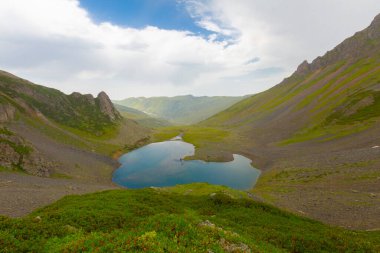 Avusor Platosu ve Kackar Dağları 'nın mavi bulutlu arkaplanı. Rize .Turkey
