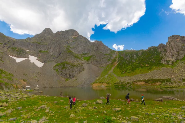 Avusor Platosu ve Kackar Dağları 'nın mavi bulutlu arkaplanı. Rize .Turkey