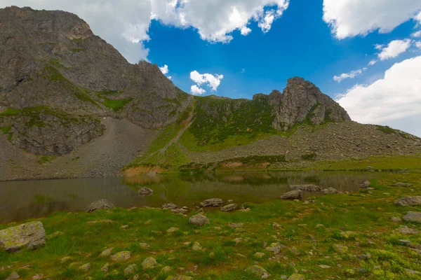 Avusor Platosu ve Kackar Dağları 'nın mavi bulutlu arkaplanı. Rize .Turkey