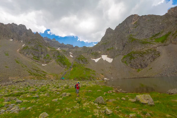Avusor Platosu ve Kackar Dağları 'nın mavi bulutlu arkaplanı. Rize .Turkey
