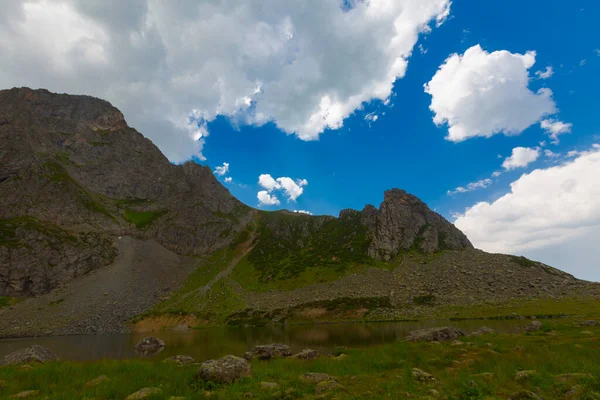 Avusor Platosu ve Kackar Dağları 'nın mavi bulutlu arkaplanı. Rize .Turkey