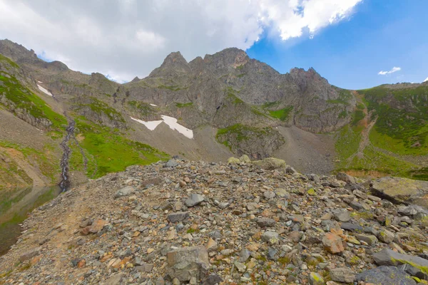 Avusor Platosu ve Kackar Dağları 'nın mavi bulutlu arkaplanı. Rize .Turkey