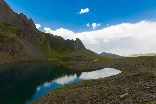 Avusor Platosu ve Kackar Dağları 'nın mavi bulutlu arkaplanı. Rize .Turkey