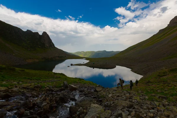 Avusor Platosu ve Kackar Dağları 'nın mavi bulutlu arkaplanı. Rize .Turkey