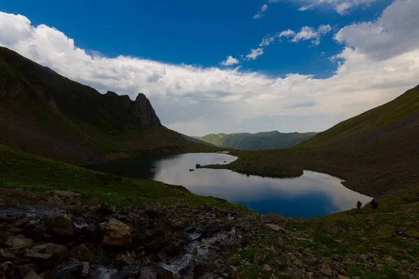 Avusor Platosu ve Kackar Dağları 'nın mavi bulutlu arkaplanı. Rize .Turkey