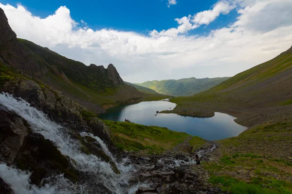 Avusor Platosu ve Kackar Dağları 'nın mavi bulutlu arkaplanı. Rize .Turkey