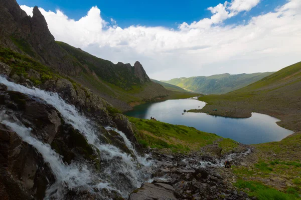 Avusor Platosu ve Kackar Dağları 'nın mavi bulutlu arkaplanı. Rize .Turkey