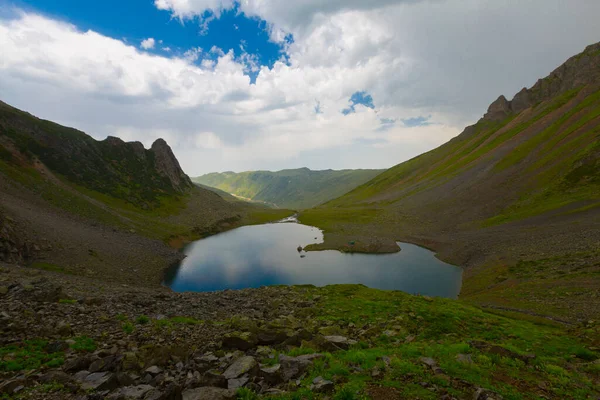 Avusor Platosu ve Kackar Dağları 'nın mavi bulutlu arkaplanı. Rize .Turkey