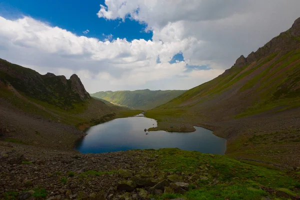 Avusor Platosu ve Kackar Dağları 'nın mavi bulutlu arkaplanı. Rize .Turkey