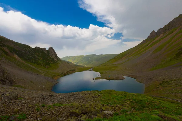 Avusor Platosu ve Kackar Dağları 'nın mavi bulutlu arkaplanı. Rize .Turkey