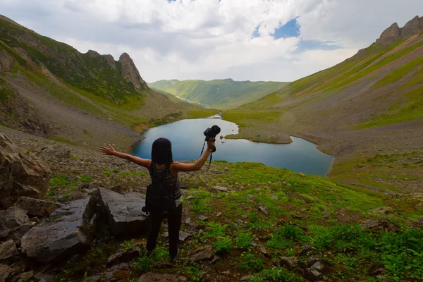 Avusor Platosu ve Kackar Dağları 'nın mavi bulutlu arkaplanı. Rize .Turkey