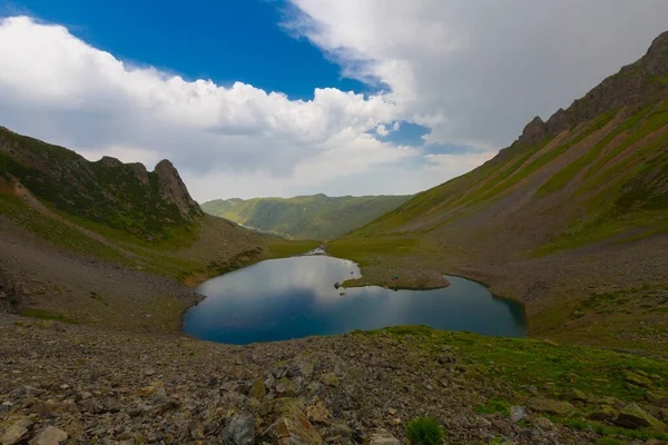 Avusor Platosu ve Kackar Dağları 'nın mavi bulutlu arkaplanı. Rize .Turkey