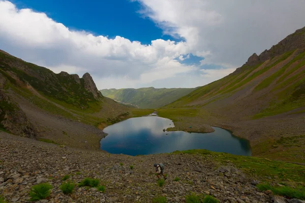 Avusor Platosu ve Kackar Dağları 'nın mavi bulutlu arkaplanı. Rize .Turkey