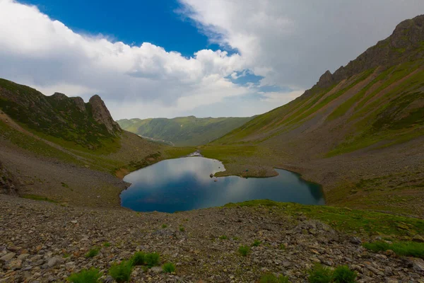 Avusor Platosu ve Kackar Dağları 'nın mavi bulutlu arkaplanı. Rize .Turkey