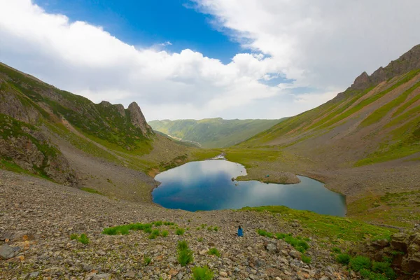 Avusor Platosu ve Kackar Dağları 'nın mavi bulutlu arkaplanı. Rize .Turkey