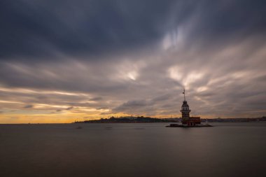 İstanbul 'un en güzel tarihi deniz feneri olan Bakire Kulesi uzun pozlama tekniğiyle fotoğraflandı..