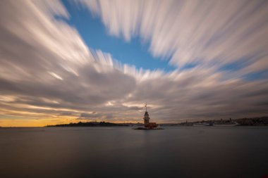 İstanbul 'un en güzel tarihi deniz feneri olan Bakire Kulesi uzun pozlama tekniğiyle fotoğraflandı..