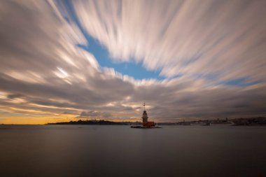 İstanbul 'un en güzel tarihi deniz feneri olan Bakire Kulesi uzun pozlama tekniğiyle fotoğraflandı..