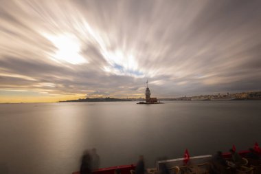İstanbul 'un en güzel tarihi deniz feneri olan Bakire Kulesi uzun pozlama tekniğiyle fotoğraflandı..