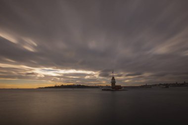 İstanbul 'un en güzel tarihi deniz feneri olan Bakire Kulesi uzun pozlama tekniğiyle fotoğraflandı..