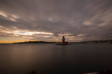 İstanbul 'un en güzel tarihi deniz feneri olan Bakire Kulesi uzun pozlama tekniğiyle fotoğraflandı..