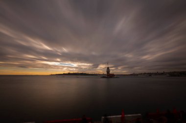 İstanbul 'un en güzel tarihi deniz feneri olan Bakire Kulesi uzun pozlama tekniğiyle fotoğraflandı..