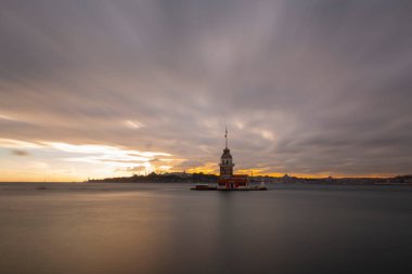 İstanbul 'un en güzel tarihi deniz feneri olan Bakire Kulesi uzun pozlama tekniğiyle fotoğraflandı..