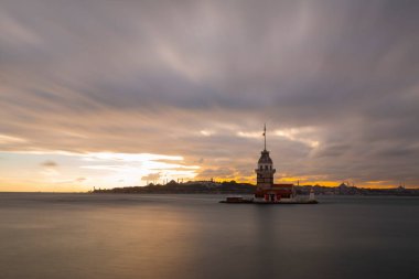 İstanbul 'un en güzel tarihi deniz feneri olan Bakire Kulesi uzun pozlama tekniğiyle fotoğraflandı..