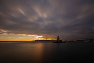 İstanbul 'un en güzel tarihi deniz feneri olan Bakire Kulesi uzun pozlama tekniğiyle fotoğraflandı..