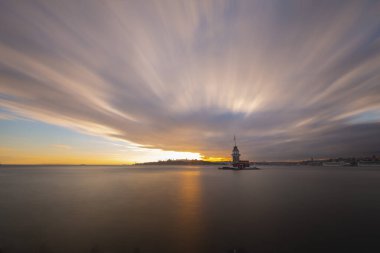 İstanbul 'un en güzel tarihi deniz feneri olan Bakire Kulesi uzun pozlama tekniğiyle fotoğraflandı..