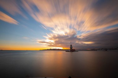 İstanbul 'un en güzel tarihi deniz feneri olan Bakire Kulesi uzun pozlama tekniğiyle fotoğraflandı..