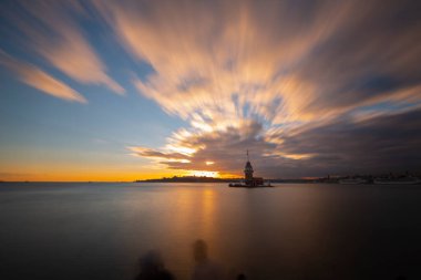 İstanbul 'un en güzel tarihi deniz feneri olan Bakire Kulesi uzun pozlama tekniğiyle fotoğraflandı..