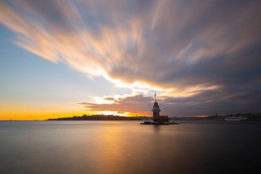 İstanbul 'un en güzel tarihi deniz feneri olan Bakire Kulesi uzun pozlama tekniğiyle fotoğraflandı..