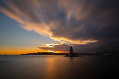İstanbul 'un en güzel tarihi deniz feneri olan Bakire Kulesi uzun pozlama tekniğiyle fotoğraflandı..