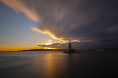 İstanbul 'un en güzel tarihi deniz feneri olan Bakire Kulesi uzun pozlama tekniğiyle fotoğraflandı..