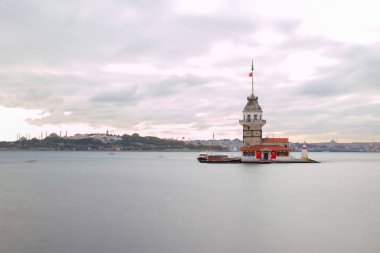 İstanbul 'un en güzel tarihi deniz feneri olan Bakire Kulesi uzun pozlama tekniğiyle fotoğraflandı..