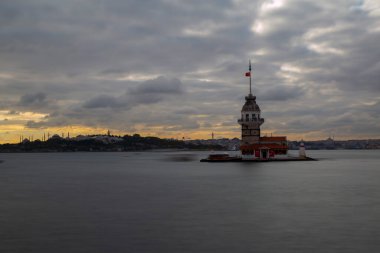 İstanbul 'un en güzel tarihi deniz feneri olan Bakire Kulesi uzun pozlama tekniğiyle fotoğraflandı..